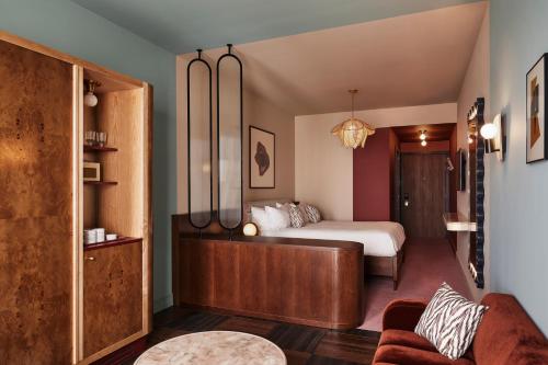 布鲁塞尔The Hoxton, Brussels的一间卧室配有一张床和一张沙发