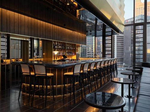 悉尼A by Adina Sydney的一间享有城市美景的餐厅内的酒吧