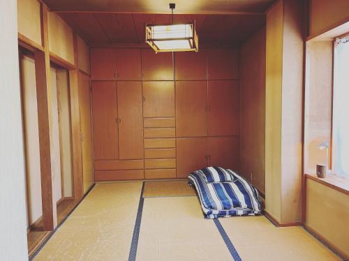 Kuroiso-WiFi強- 那須の入り口JR黒磯駅から歩いて7分の宿泊ビル 完全プライベートフロア的小房间,角落里设有一张床