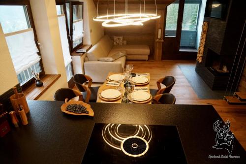 托特莫斯Apartment-Chalet Panorama的客厅配有餐桌和椅子
