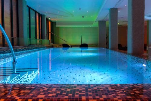 约维克斯坦德古尔冈品质酒店的大楼内带蓝色灯光的游泳池