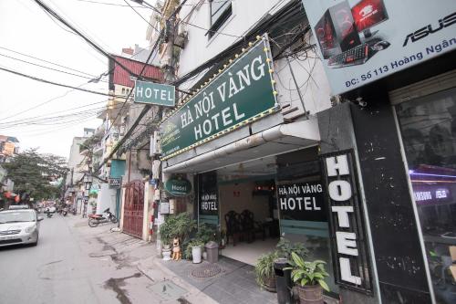 河内Ha Noi Vang Hotel Hoang Ngan的街道上标有酒店标志的建筑物