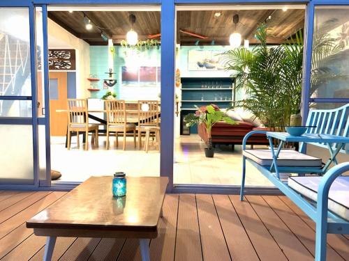 下田Ramjet Sotoura Beach House Shimoda的门廊设有桌子和用餐室