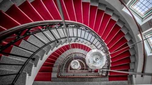 奥斯卡港克拉利奥波斯特连锁酒店的一座带窗户的建筑中的红色螺旋楼梯