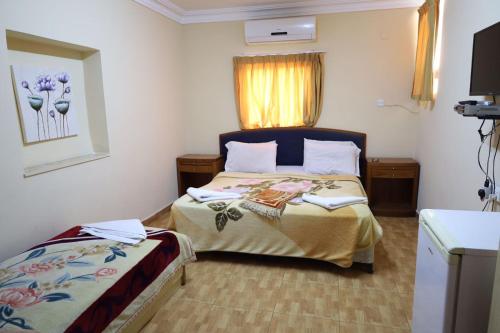亚喀巴得维克1号酒店的酒店客房设有床和窗户。