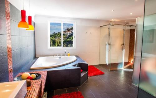 里韦拉布拉瓦Villa Fanny的带浴缸、水槽和淋浴的浴室