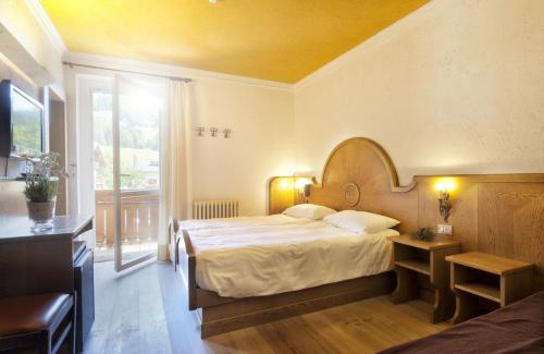 福尔加里亚Grand Hotel Biancaneve的一间卧室设有一张床和一个大窗户