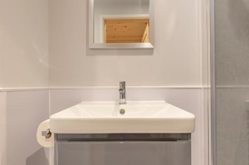 纽马基特Outdoor Inns - Star at Lidgate的浴室设有白色水槽和镜子