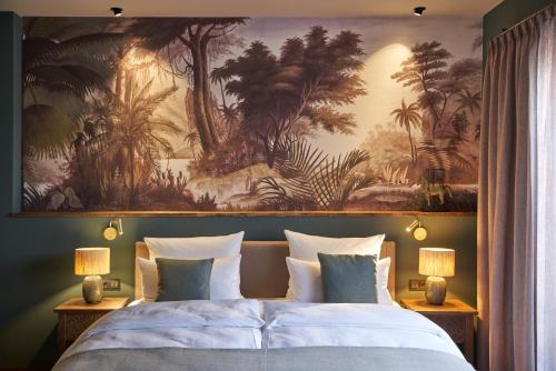 格林德Vabali Spa Hamburg Hotel的卧室配有一张大床上方的大画