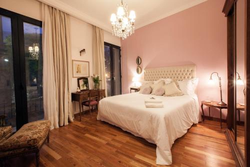 蒙得维的亚阿尔玛古典精品酒店的卧室配有白色的床和吊灯。