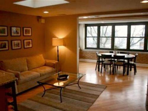 芝加哥罗斯科乡村公寓的客厅配有沙发和桌子