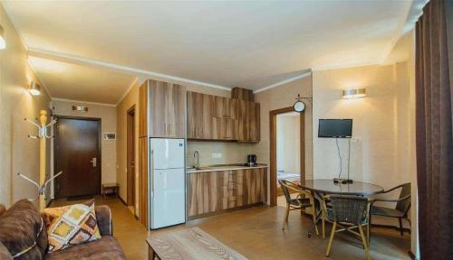 巴统Royal Apartments Batumi的一间带桌子的客厅和一间厨房
