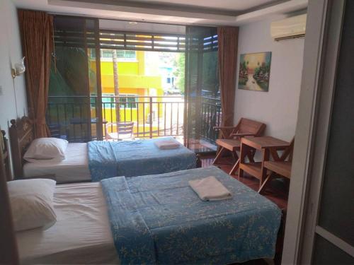 卡马拉海滩Kamala bay inn的酒店客房设有三张床和阳台
