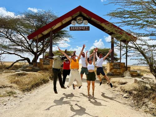 阿鲁沙Arusha Holiday Safari的一群跳入空中的人