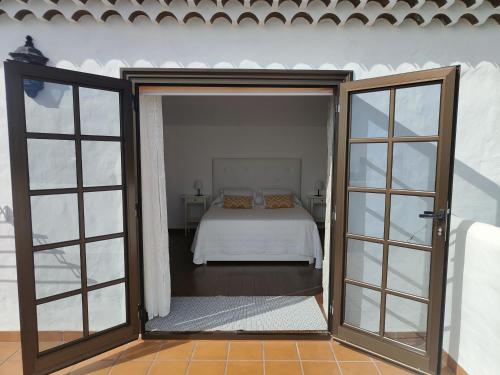 坎德拉里亚Sunset Las Hadas的一间卧室设有床和滑动玻璃门