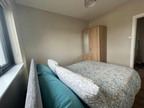 库特希尔Top of the Town No.5的一间卧室配有一张带枕头和窗户的床