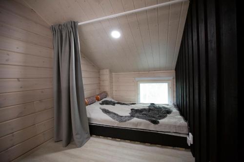 阿卡斯洛姆波罗Korpi的小屋内的小房间,配有一张床