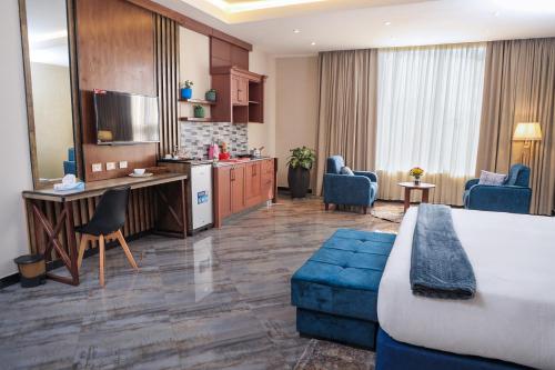 亚的斯亚贝巴South Gate Hotel Apartment的酒店客房设有床和客厅。
