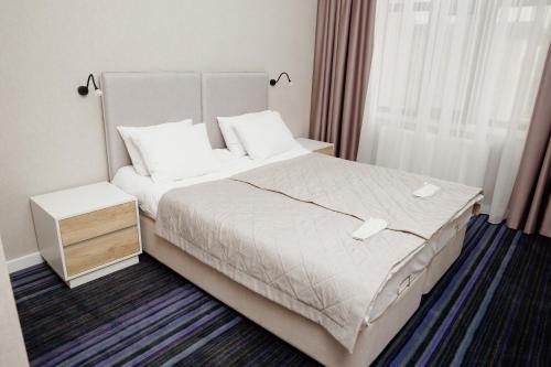 阿斯塔纳AMINA HOTEL的酒店客房设有床和窗户。