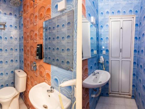 马六甲Gold City Hotel的一间带卫生间和水槽的浴室