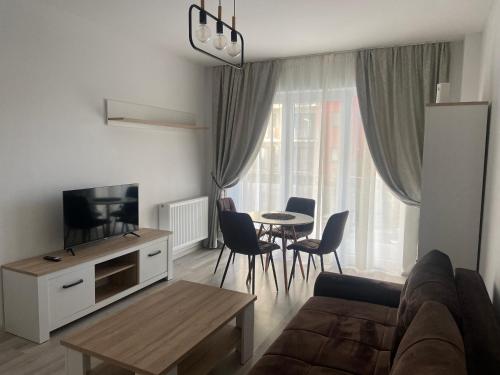 布拉索夫Divany Apartament的客厅配有沙发和桌子