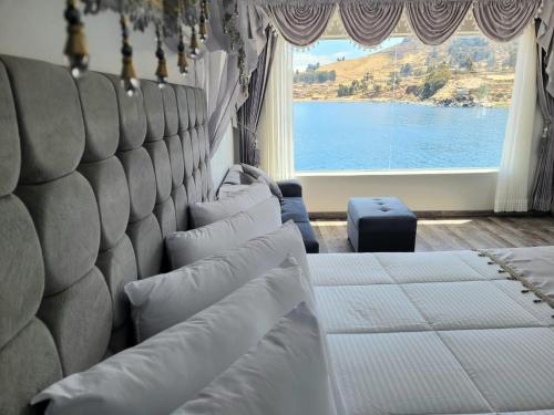 奥科苏尤Amantani palace的客房设有两张床和大窗户。