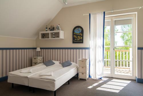 Trębki佐罗托博尔斯卡谷庄园酒店的一间卧室设有一张床和一个大窗户