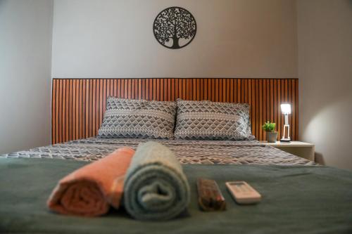 帕尔马斯Casa Pequena, Completa e Aconchegante - Tiny House的一间卧室配有带毛巾的床