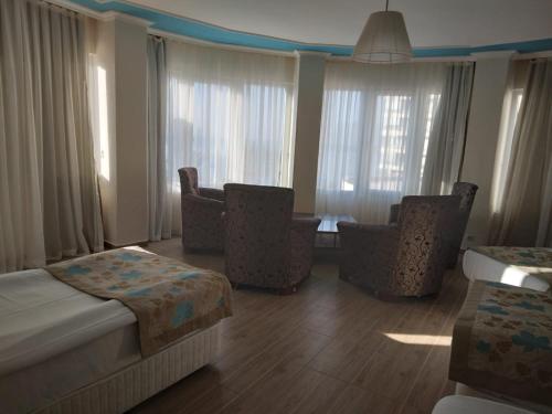 安塔利亚森德尔酒店的酒店客房带一张床、椅子和窗户
