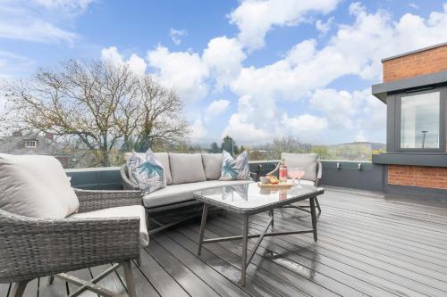 格洛斯特Elliot Oliver - Stunning Three Bedroom Penthouse With Large Terrace & Parking的露台配有两把椅子和一张桌子
