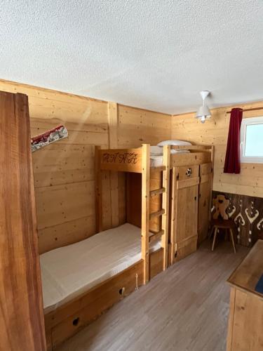 普雷芒翁Babaute 7, studio typique au pied des pistes的一间小屋,内设两张双层床。