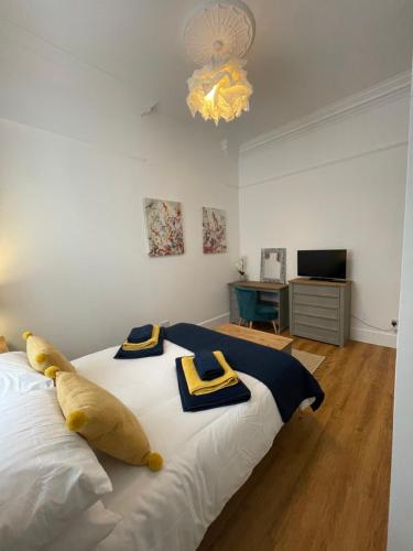 伊普斯威奇One Bedroom Flat Central Ipswich的一间卧室配有一张蓝色和黄色毛巾的床