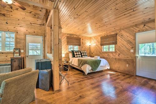 BellsIdyllic Cabin with Fire Pit, Kayak On-Site!的卧室配有一张床铺,位于带木墙的房间内