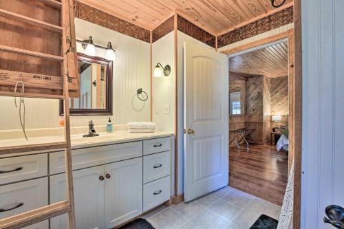 BellsIdyllic Cabin with Fire Pit, Kayak On-Site!的一间带水槽和镜子的浴室