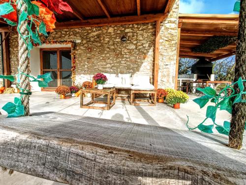 Els MuntellsMasia Sisqueta的一个带桌子的庭院和一座石头建筑