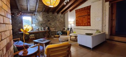 贝尔维尔德赛当亚Alberg Rural La Rectoria de Pedra的客厅配有沙发和桌子
