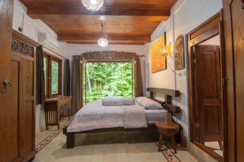 JarakanDream Village的一间卧室设有一张床和一个大窗户