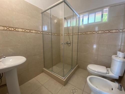 皮里亚波利斯精选酒店的带淋浴、卫生间和盥洗盆的浴室