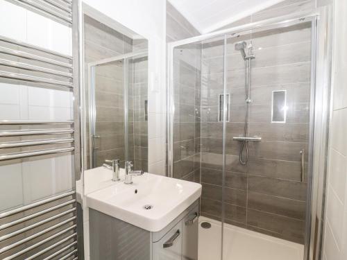 奇平诺顿The Gallops的白色的浴室设有水槽和淋浴。
