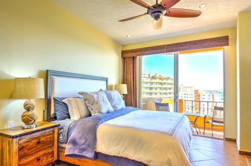 佩尼亚斯科港Oceanfront Puerto Peñasco Villa in Luxury Resort!的一间卧室设有一张床和一个阳台的窗户。