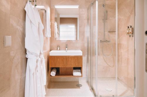 波尔图BFRESH Hotel - Padel, Pool & Fitness - Adults Only的一间带水槽和淋浴的浴室
