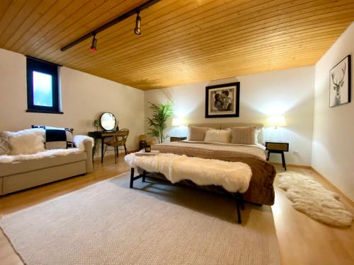 Alt Sankt JohannBeautiful Chalet on the piste in Swiss Alps的一间卧室配有一张大床和一张沙发