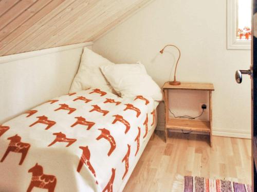 BörkaHoliday home MORA II的一间卧室配有一张床和一张桌子上的台灯