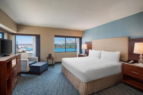 圣佩德罗洛杉矶港皇冠假日酒店的酒店客房,配有床和电视
