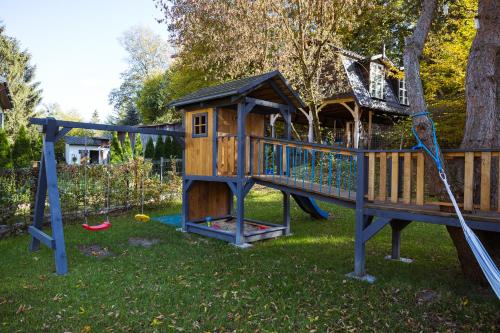 卡齐米日-多尔尼KaZielnik的庭院内带滑梯的木制游乐场