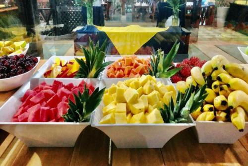 雅科蓬塔利昂娜酒店的桌子上托盘上不同水果的展示