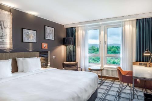 埃特林根卡尔斯鲁厄丽笙酒店的酒店客房设有床和窗户。