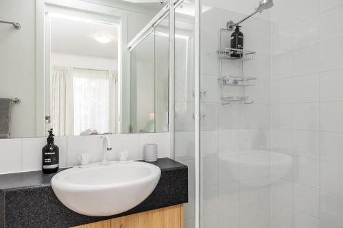阿德莱德Hurtle Views的白色的浴室设有水槽和淋浴。