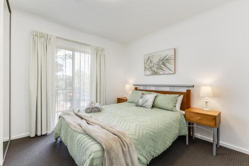 阿德莱德Hurtle Views的白色的卧室设有床和窗户