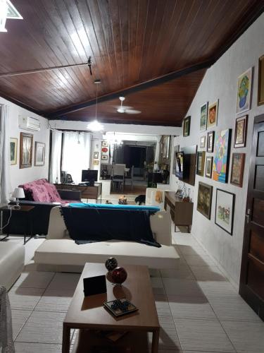 伊塔帕里卡Casa Ilha de Itaparica的客厅配有沙发和桌子